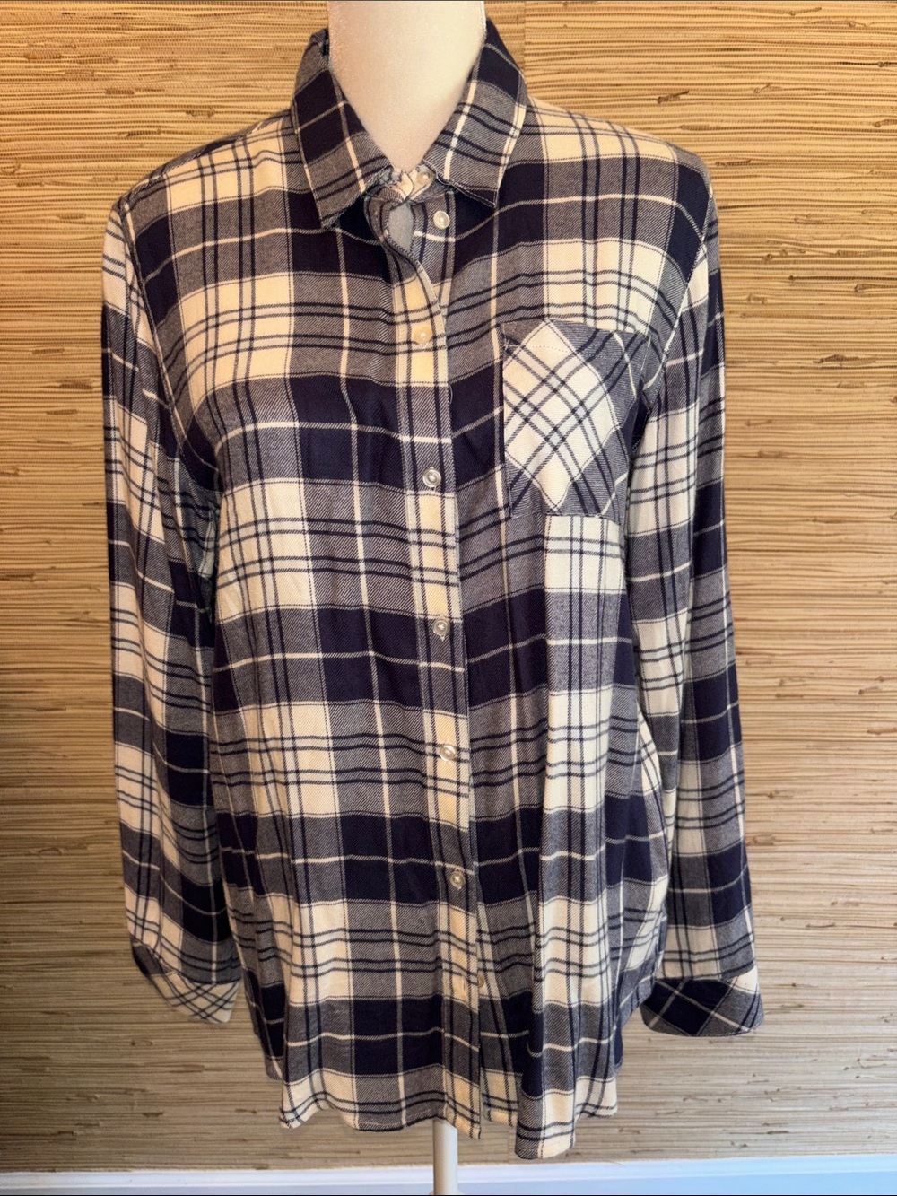 Market & Spruce medium Navy Cream Plaid women's flannel Button-Up Shirt SOFT!